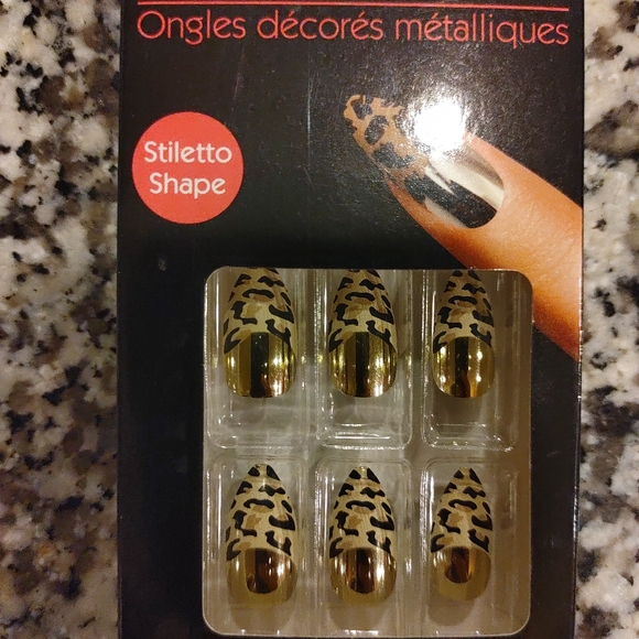 Faux nails - Picture 2 of 5